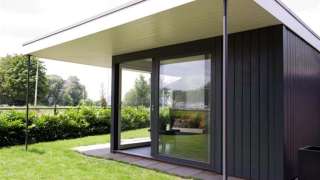 Modern tuinhuis met glas en platdak